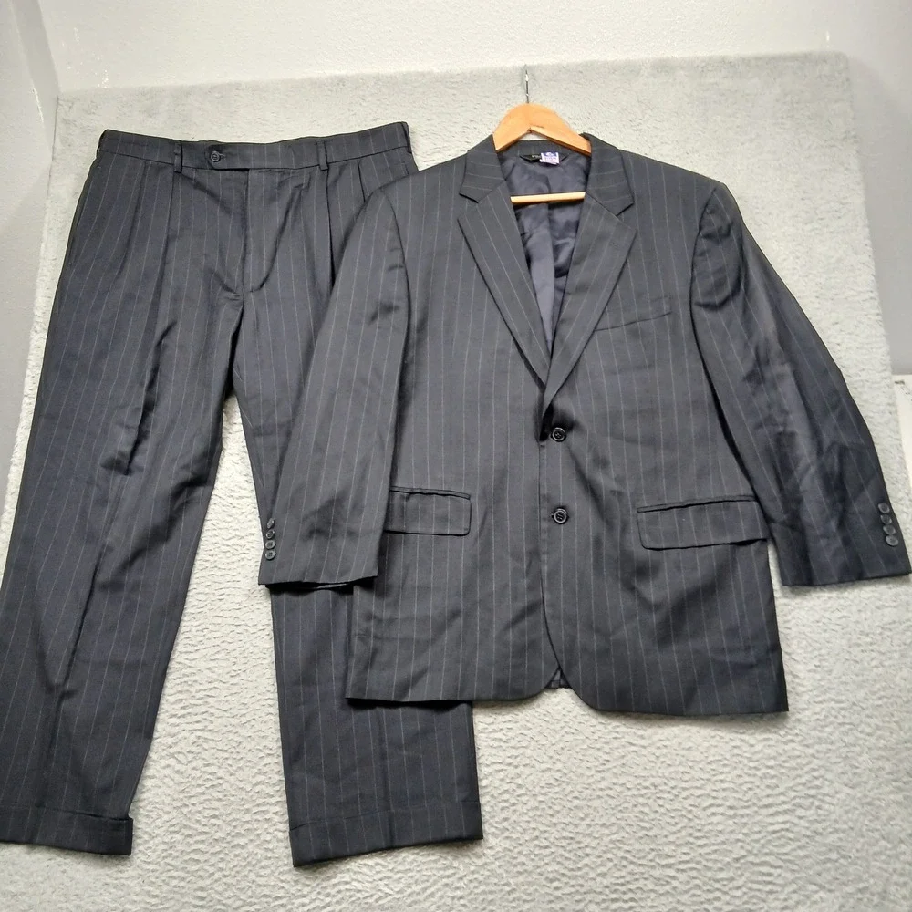 Jos A Bank Traveler's Collection Men's 43R Pinstripe Wool Suit‎ Gray 2-Button
